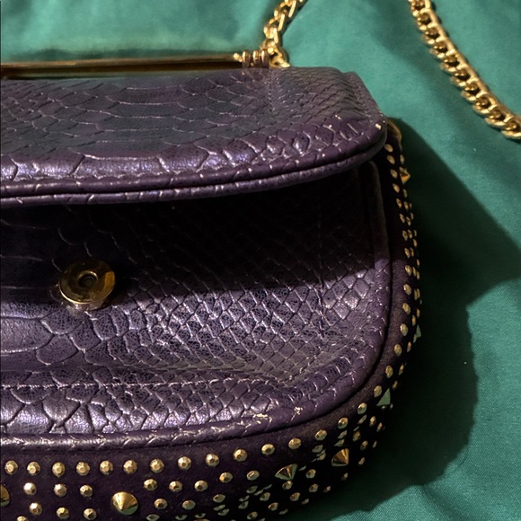 Caché Purple Crossbody Bag with Gold Accents. Ventige - Picture 6 of 10
